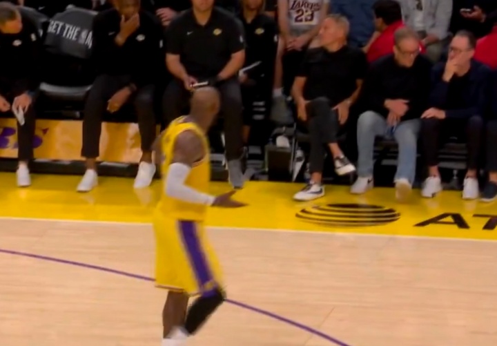 世界杯官方直播软件下载入口-担当！詹姆斯询问教练组：八村几犯了？有必要的话 我来防约基奇